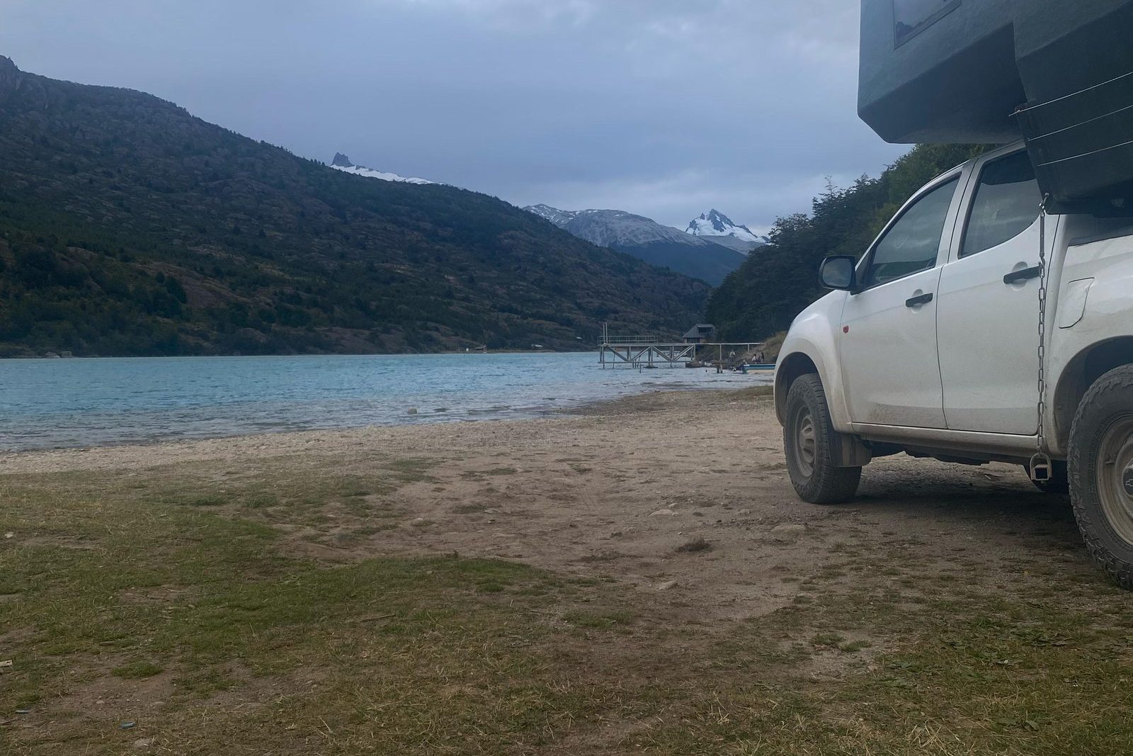 Camper truck 4x4 estacionada junto a un lago en la Patagonia chilena