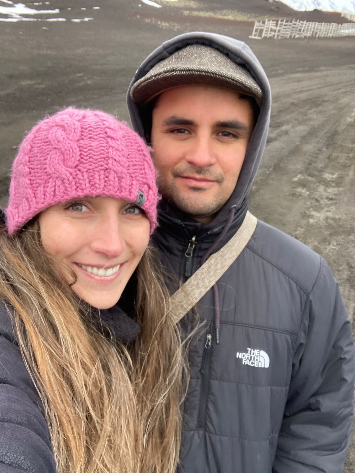 Josefina y Rodrigo abrigados con gorro y chaqueta en un día ventoso de la Patagonia