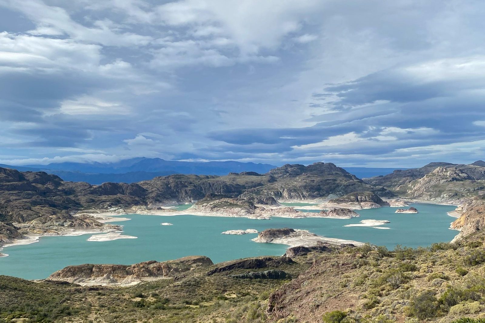 Lago turquesa con islas en la Patagonia chilena