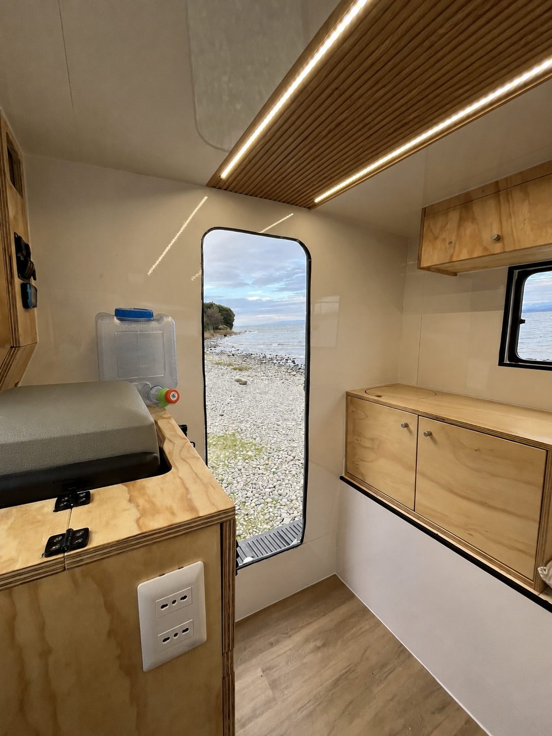 Nomads M cocineta y cama interior
